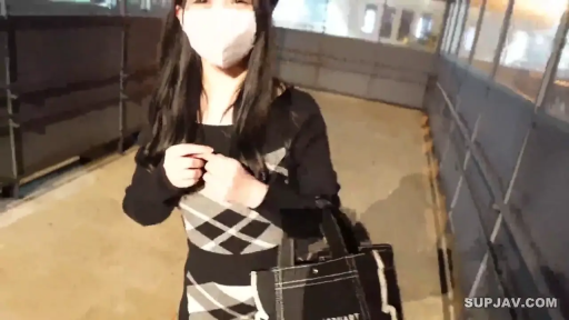 站立 · 半身 · 格子连衣裙 · 室外走廊