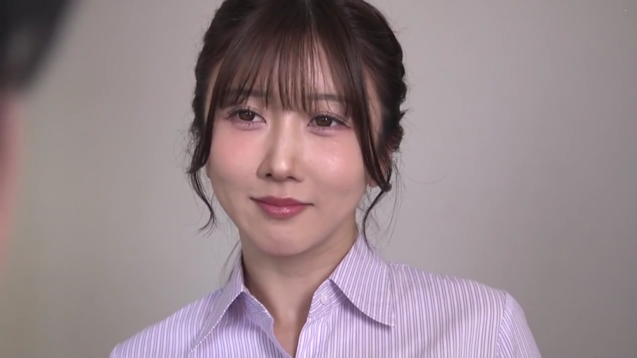 室内 · 脸部特写 · 微笑 · 条纹衬衫 · 注视 · 正面 · 职场风