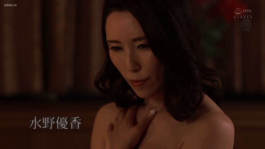 锁骨特写 · 室内卧室 · 沉思 · 裸露上身 · 暗光环境