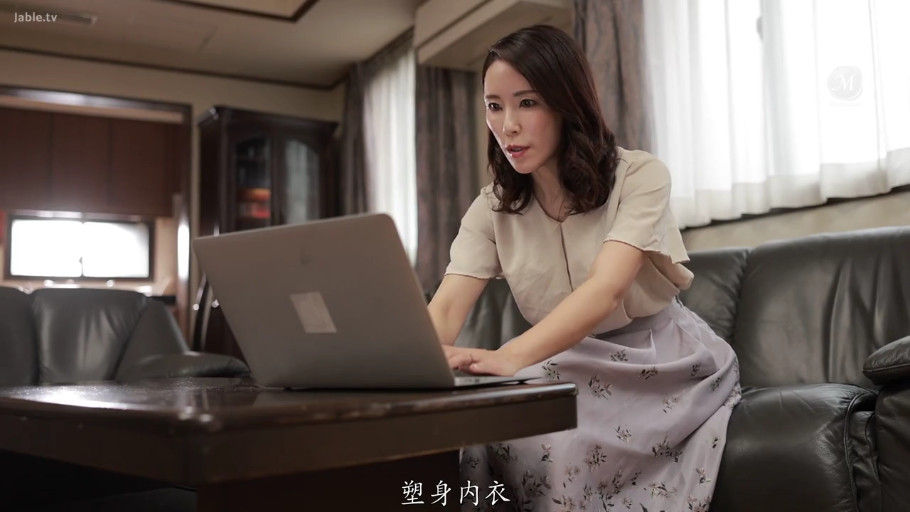 若有所思 · 客厅 · 上半身特写 · 笔记本电脑 · 印花长裙