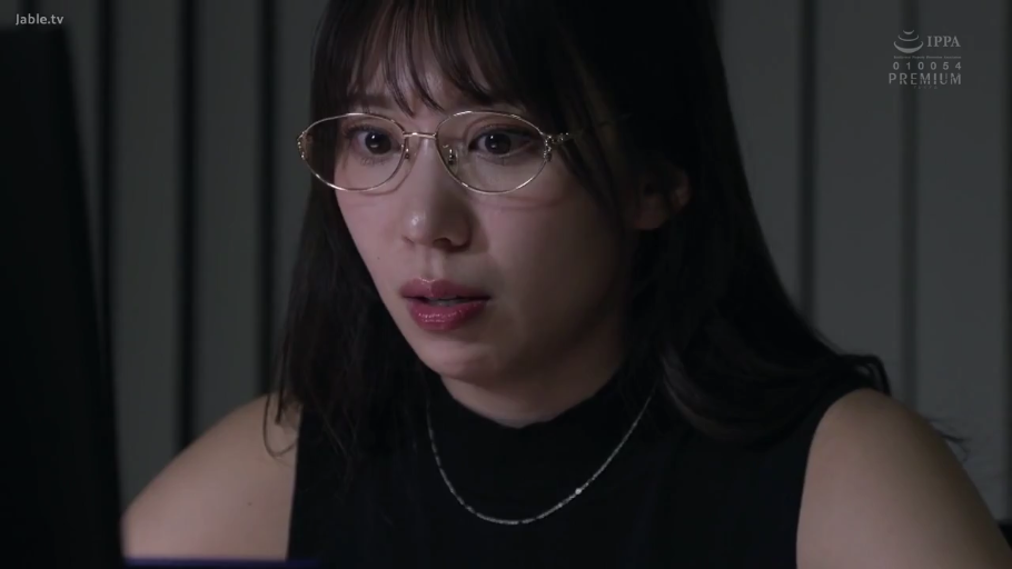 暗室 · 紧绷 · 面部特写 · 黑色无袖上衣 · 金丝边眼镜