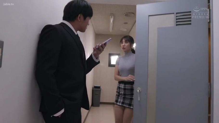 站立 · 走廊 · 手机 · 灰色紧身上衣 · 职场 · 惊讶 · 展示手机