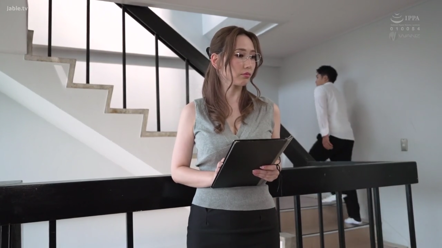 专注 · 文件夹 · 上半身特写 · 眼镜 · 办公楼走廊