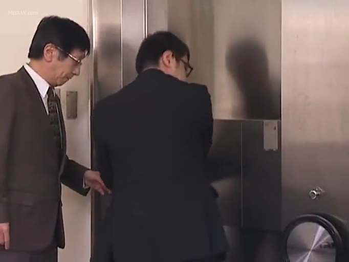 室内 · 严肃 · 眼镜 · 站立 · 观察 · 西装 · 职场