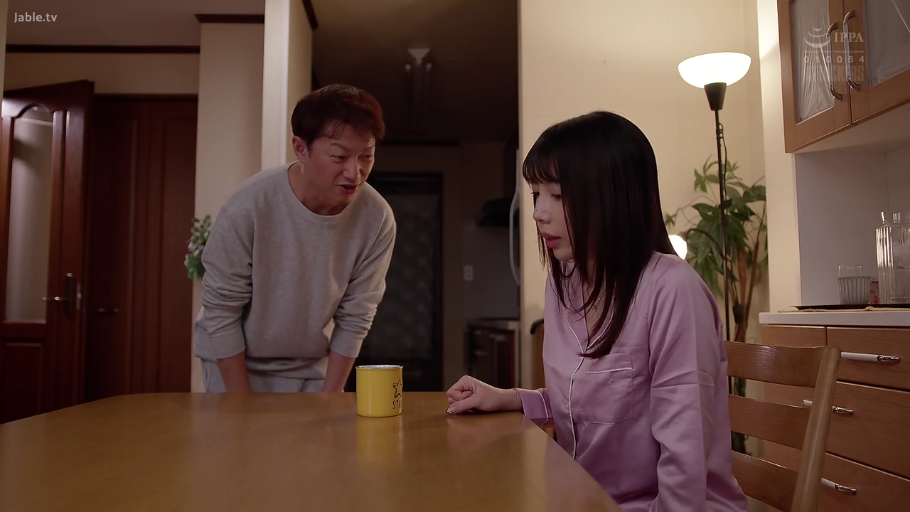 室内 · 坐姿 · 交谈 · 委屈 · 日本AV · 水杯 · 粉色睡衣