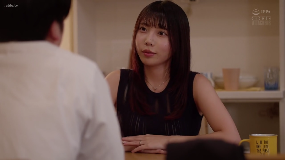 坐姿 · 上半身特写 · 室内餐厅 · 日本AV · 黑色无袖上衣 · 对视交谈 · 黄色马克杯 · 温柔平静