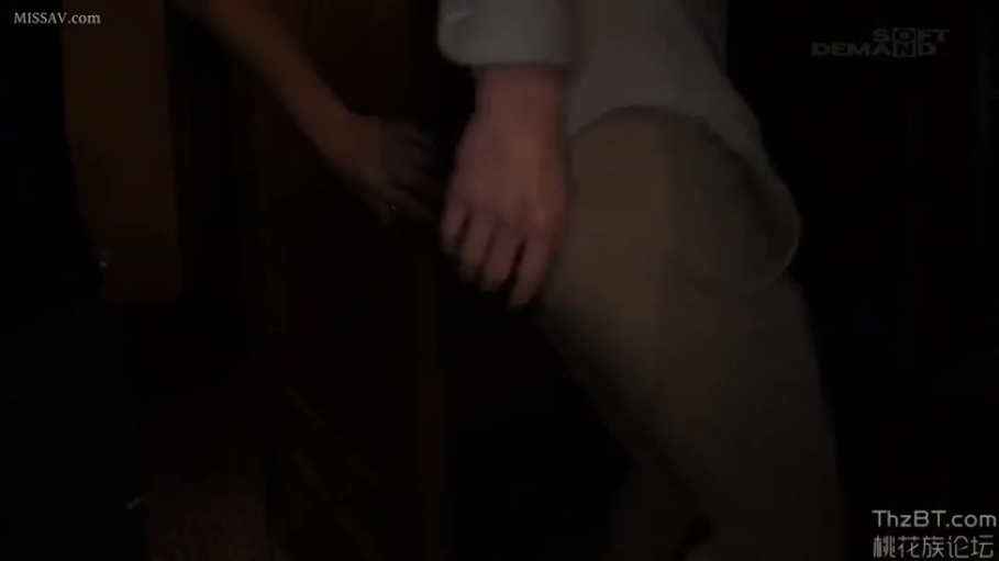 走廊 · 手部接触臀部特写 · 穿着休闲长裤的男性
