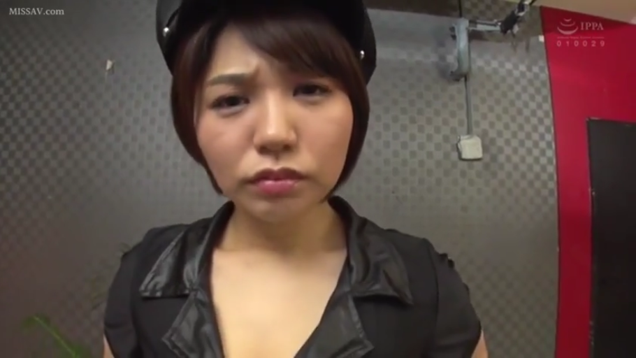 室内 · 严肃 · 脸部特写 · 警察制服 · 注视镜头 · 正面