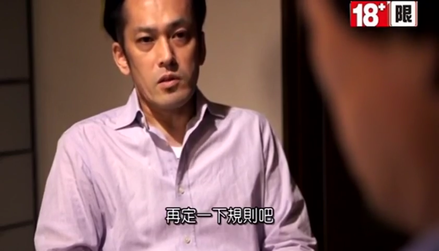 室内 · 交谈 · 严肃 · 站立 · 半身 · 衬衫