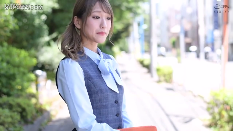 若有所思 · 上半身特写 · 手提包 · 室外 · 灰色格纹马甲 · 阳光充足