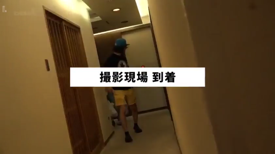 酒店走廊 · 运动鞋 · 画面有日语字幕“摄影现场 到着”