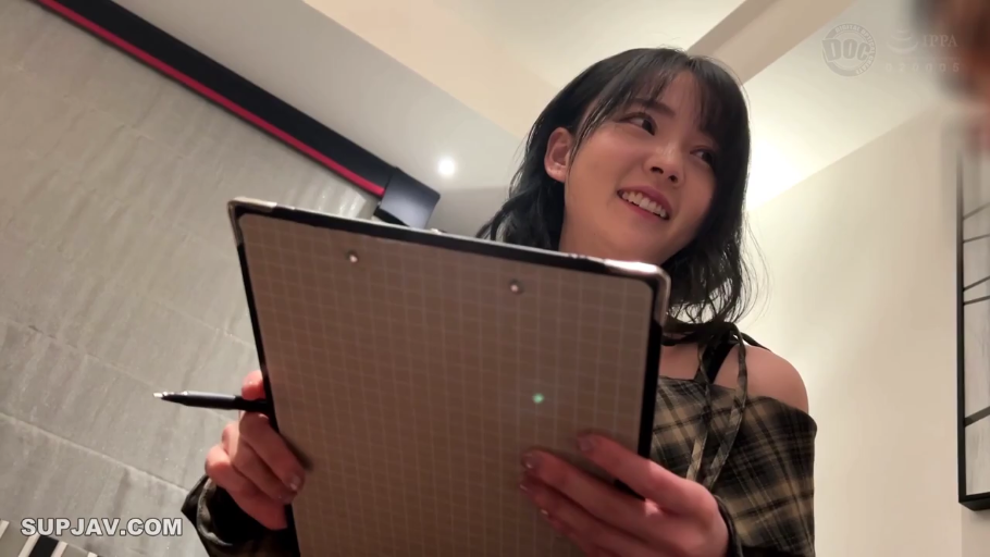 室内 · 温柔 · 面部特写 · 格纹露肩上衣 · 黑笔
