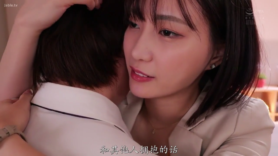 卧室 · 深情 · 女性面部特写 · 白色西装外套或衬衫