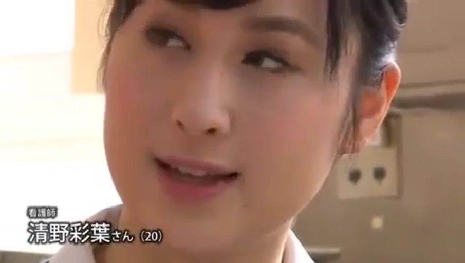 医院 · 护士服 · 脸部特写 · 娇羞 · 带有字幕标签
