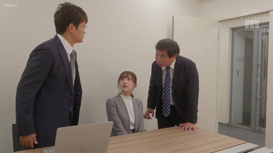 俯身 · 委屈 · 办公室 · 中景 · 笔记本电脑 · 西装 · 职场 · 训斥