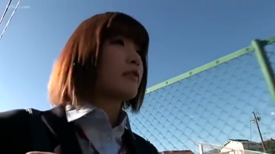 平静 · 脸部特写 · 日式学校制服 · 户外 · 晴天