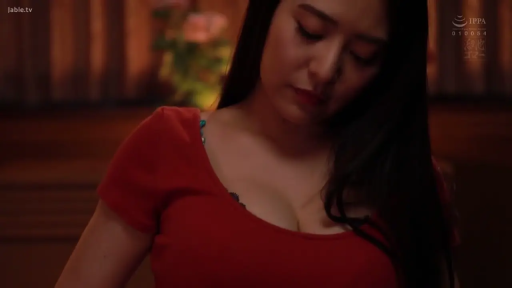 室内 · 胸部特写 · 俯身坐姿 · 红色低胸上衣