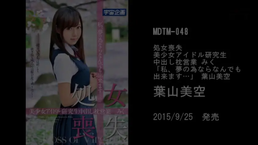 中景 · 学生制服 · 凝视 · 户外 · 侧站