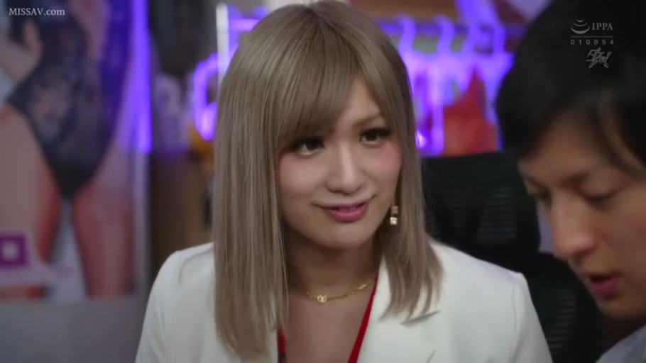Close-up of the face · 办公室 · 暧昧 · 白色西装外套