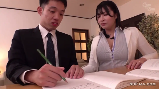 办公室 · 深色领带 · 文具 · 人物半身特写 · 男人专注书写