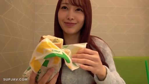 坐姿 · 微笑 · 半身特写 · 餐厅 · 长发 · 浅蓝色毛衣 · 三明治 · 手拿食物