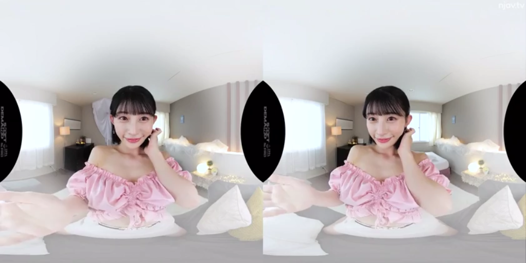 微笑 · 酒店 · 上半身特写 · 粉色一字肩上衣 · VR录制设备 · 双视场