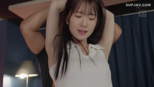 室内 · 白色无袖上衣 · 腋下特写 · 双手抬起