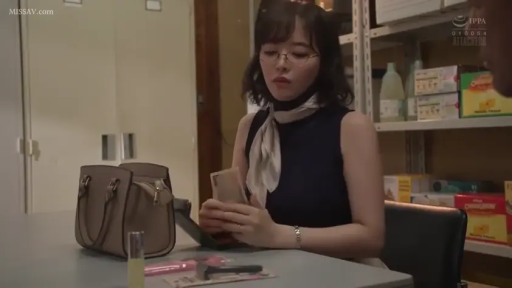 坐姿 · 专注 · 办公室 · 半身 · 黑色无袖上衣 · 数钱 · 钞票