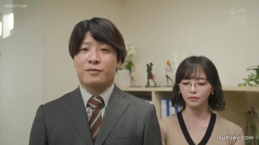 面无表情 · 办公室 · 女士深V针织衫 · 中景镜头