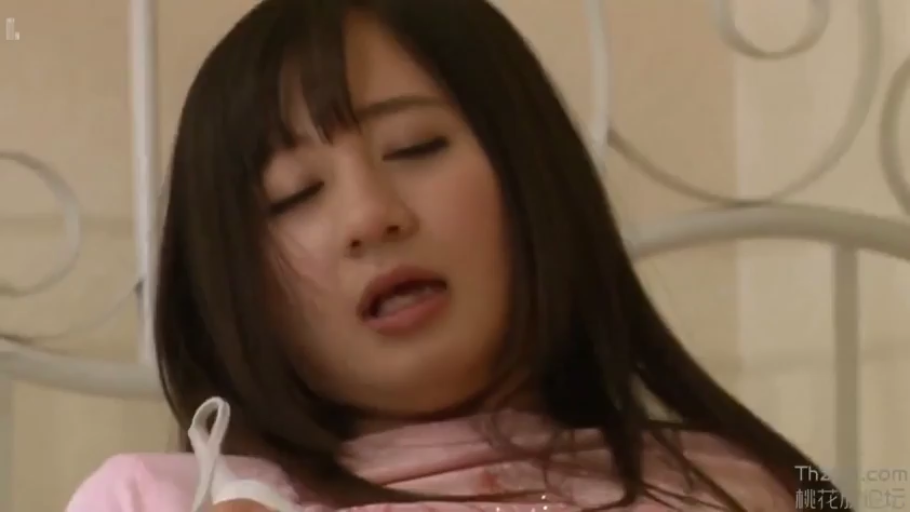 脸部特写 · 卧室 · 粉色上衣 · 躺卧 · 性爱中