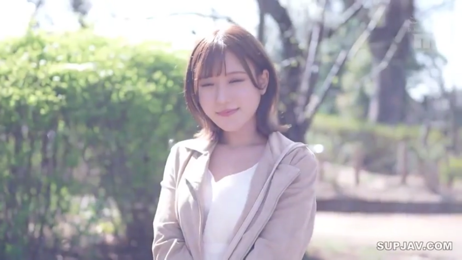 眨眼 · 上半身特写 · 浅色外套 · 公园 · 阳光充足