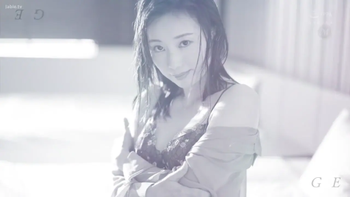 卧室 · 衬衫外套 · 妩媚 · 上半身特写