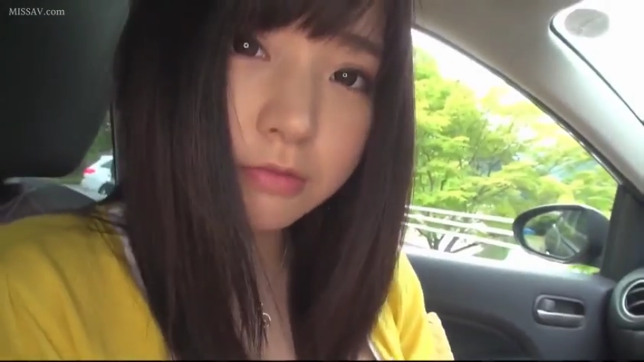 坐姿 · 平静 · 面部特写 · 车内 · 注视镜头 · 长发 · 汽车座椅 · 黄色上衣