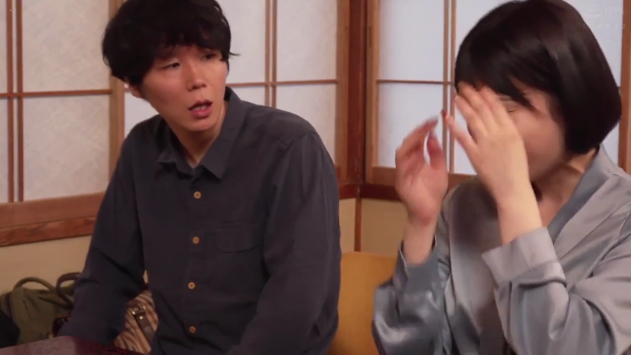 坐姿 · 和室 · 衬衫 · 半身像