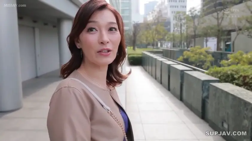 站立 · 中景 · 微笑 · 户外 · 熟女 · 单肩包 · 闲聊 · 褐色外套