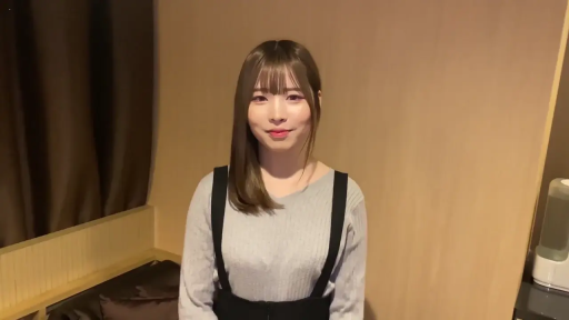 卧室 · 上半身特写 · 微笑 · 黑色背带裙