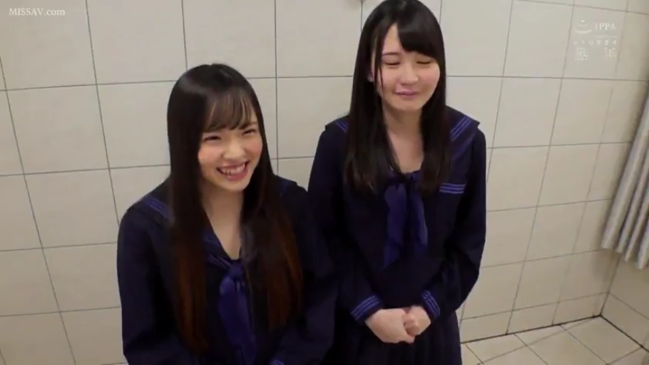 室内 · 站立 · 双人 · 水手服 · 笑容 · 嬉笑