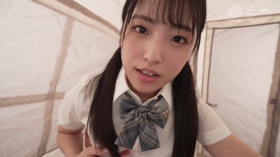 期待 · 上半身特写 · 领结 · 白色学生制服衬衫 · 白色帐篷内