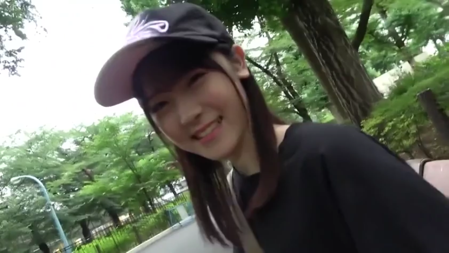 坐姿 · 面部特写 · 黑色T恤 · 公园