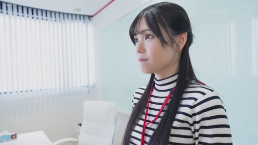 略显紧张 · 办公室 · 头部及肩部特写 · 工作证挂绳 · 黑白条纹高领针织衫