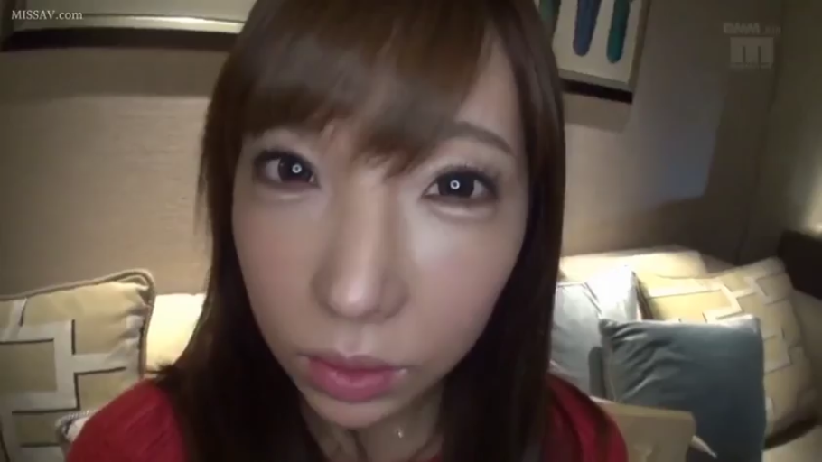 微张嘴唇 · 酒店 · 红色上衣 · 女性面部特写