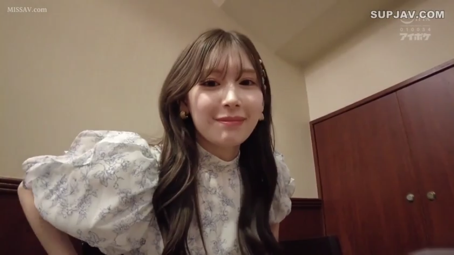 室内 · 坐姿 · 微笑 · 面部特写 · 注视镜头 · 长发 · 碎花上衣