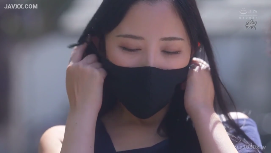 脸部特写 · 闭眼 · 户外 · 自然光 · 深色上衣 · 口罩