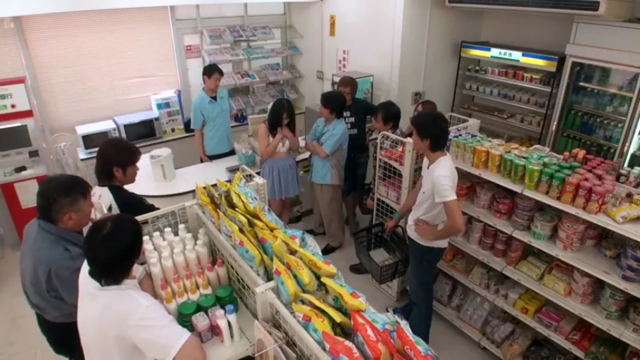 便利店 · 被围困 · 浅蓝色短裙 · 多人围观 · 商品货架 · 女性上半身