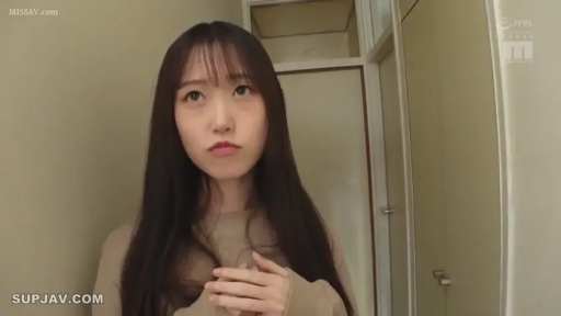 室内 · 上半身特写 · 略显困惑 · 长袖卫衣