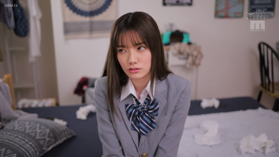 卧室 · 蓝白条纹领结 · 面部特写 · 略显失神 · 床上散落着几团纸巾