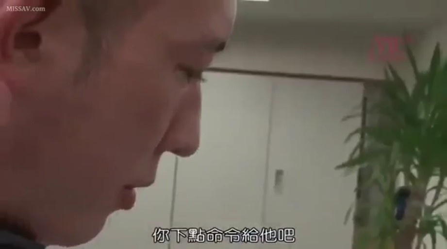 室内 · 低语 · 中文字幕 · 深色上衣 · 男性侧脸特写