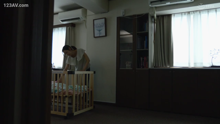 平静 · 远景 · 婴儿床 · 人妻 · 居家卧室 · 荷叶边上衣 · 照顾 · 俯身弯腰