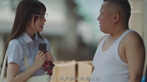 认真交谈 · 手机 · 白色短袖衬衫 · 走廊 · 男性面部侧写