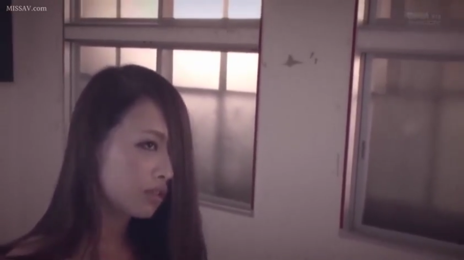 室内 · 面部特写 · 迷茫 · 无法清晰辨认